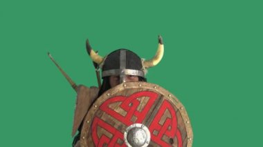 Elinde baltası ve ahşap kalkanı olan güçlü, sıradan bir savaşçının portresi. Olgun bir adam saklandı ve kameraya baktı. Yeşil arkaplan