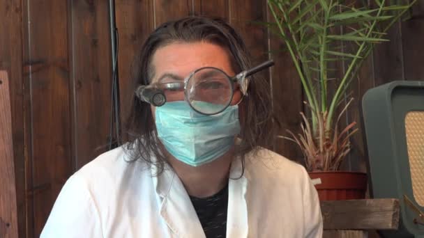 Büyüteç Fenerinden Gözlük Takan Uzun Saçlı Çılgın Olgun Bir Tamircinin — Stok video