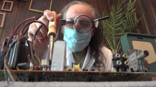 Verrückter Reifer Glücklicher Reparateur Mit Langen Haaren Weißen Kittel Brille — Stockvideo