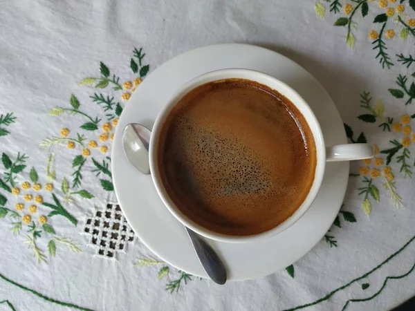 Una Taza Café Primer Plano Mesa Mediodía —  Fotos de Stock