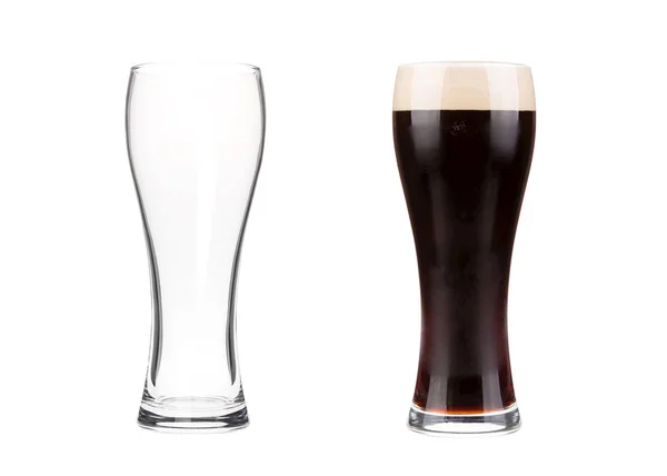 Dois copos de cerveja isolados no fundo branco — Fotografia de Stock