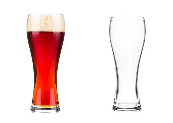 Twee bierglazen geïsoleerd op witte achtergrond — Stockfoto