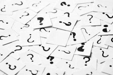 Etrafa dağılmış soru işaretleri yığını