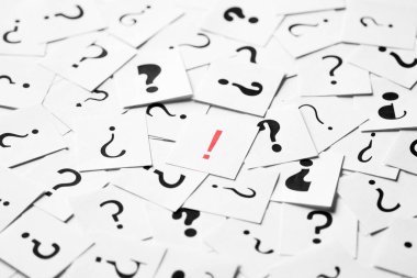 Etrafa dağılmış soru işaretleri yığını