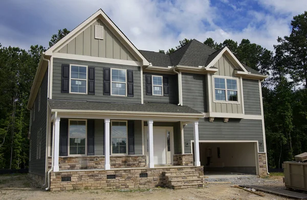 İnşaat halindeki bir banliyö evinin sokak manzarası