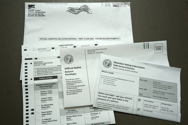 Роли, Северная Каролина / США - 12 сентября 2020 года: Отсутствующие бюллетени с инструкциями по голосованию для округа Уэйк, Северная Каролина 