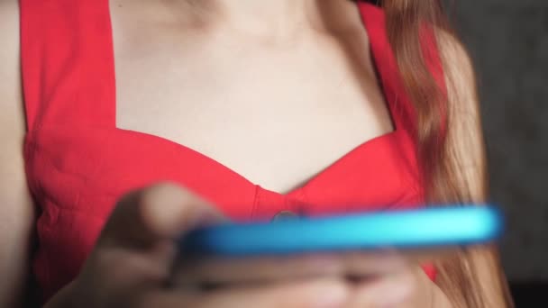 Женщина держит телефон возле груди . — стоковое видео