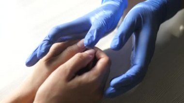 Doktor hastanın güvenini tazeler. Covid-19. Tıbbi eldivenli eller. Zor zamanlardaki bir hasta için doktor desteği. Çaresiz adam. Takım çalışması. Hastalıktan kurtulmanın bir yolunu bul. Yakın plan.