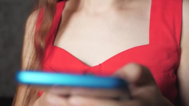 Seorang gadis muda memegang smartphone di tangannya dan dari jauh mengunjungi toko melalui aplikasi — Stok Video