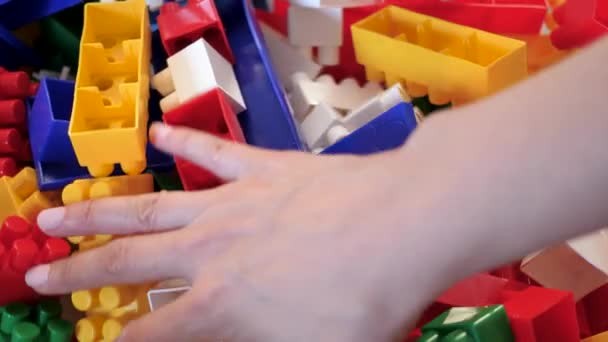 Kind spielt einen. Kinder geben eine Schachtel mit einem Bauarbeiter ab. Nahaufnahme — Stockvideo