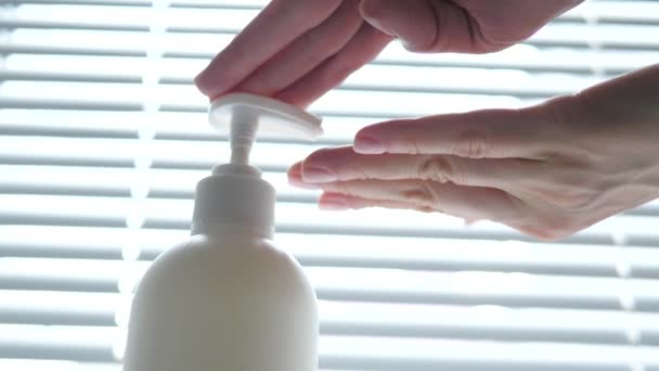 Coronavirus handreiniger gel voor schone handen hygiëne corona virus verspreiding preventie. Vrouw die alcohol wrijft, alternatief voor handen wassen. REAL TIJD video — Stockvideo