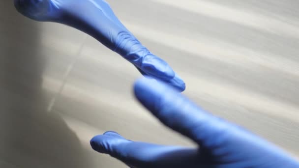 青い手袋の医者の握手。ビジネス薬だ。チームワークだ。保健従事者は合意した。パンデミックだ。COVY-19 。閉鎖 — ストック動画