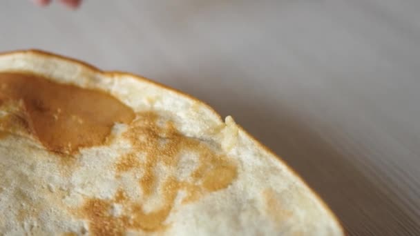 La mano de un niño pequeño toma un plato con panqueque. Alimentación saludable para los niños. Niño del desayuno. Primer plano — Vídeo de stock