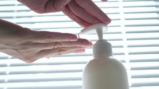Pembersih tangan Coronavirus gel pembersih untuk bersih tangan virus korona kebersihan menyebarkan pencegahan. Wanita menggunakan alkohol menggosok alternatif untuk mencuci tangan. Video WAKTU REAL — Stok Video