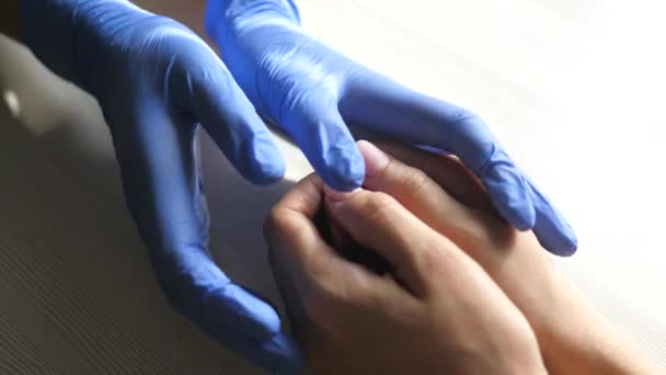 De dokter stelt de patiënt gerust. Covid-19. Handen in medische handschoenen. Dokter ondersteuning voor een patiënt in moeilijke tijden. Wanhopige man. Teamwork. Zoek een uitweg uit de ziekte. Close-up — Stockvideo