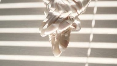 Eldivenli bir doktor antimikrobik mendillerle elleri dezenfekte eder. Coronavirus. Corona virüsü COVID-19 'un yayılmasını önlemek için evdeki, ofisteki, hastanedeki ya da diğer ıslak mendillerin dezenfekte edilmesi