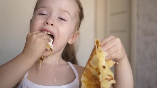Un bambino che mangia deliziosi pancake. Mangiare sano per i bambini. Colazione piccola. Farina fatta in casa a base di farina. Primo piano — Video Stock