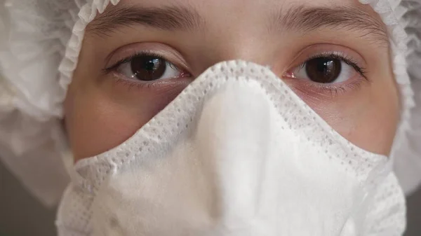 Närbild läkare eller sjuksköterska med ansiktsmask förbereda kirurgiska ingrepp medicinsk klinik. Covid-19. Pandemi. Närbild — Stockfoto