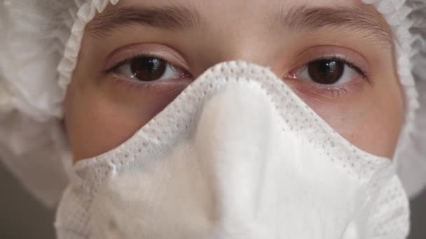 Close Up Læge eller sygeplejerske med ansigtsmaske Forberedelse kirurgi Intervention Medicinsk klinik. Covid-19. Pandemi. Nærbillede – Stock-video