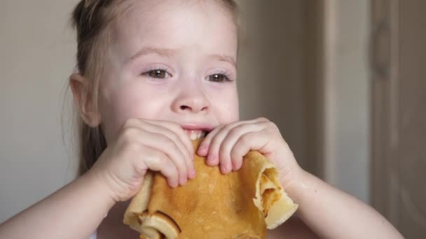 Dzieciak je domowe naleśniki. Zdrowe śniadanie dla dzieci. Odżywianie i prawidłowe odżywianie. Produkty mączne ze zdrowych produktów — Wideo stockowe