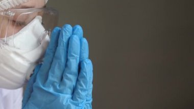 Sağlık, ilaç ve salgın konsepti - virüs hastalıklarından korunmak için yüz koruyucu maske takan üzgün genç kadın doktor veya hemşire. Kovid-19. Salgın. Yakın plan.