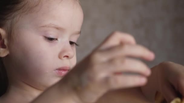 Ein kleines Kind isst leckere Pfannkuchen. Gesunde Ernährung für Kinder. Frühstückskind. Nahaufnahme — Stockvideo