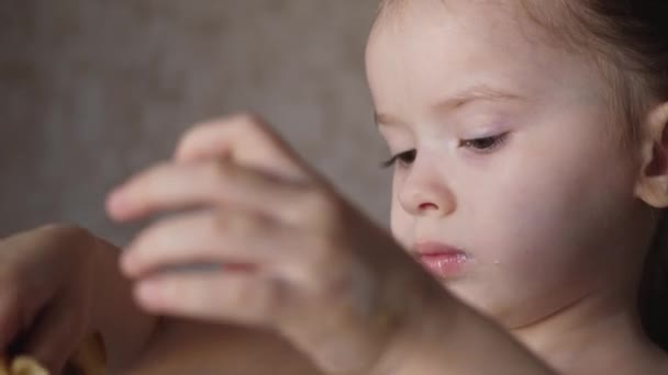 Ein kleines Kind isst leckere Pfannkuchen. Gesunde Ernährung für Kinder. Frühstückskind. Nahaufnahme — Stockvideo