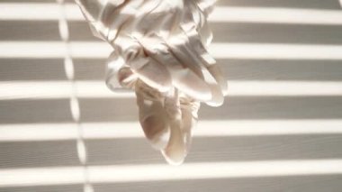 Coronavirus için ellerin temizlenmesi ve dezenfekte edilmesi. Corona virüsü COVID-19 'un yayılmasını önlemek için evdeki, ofisteki, hastanedeki ya da diğer ıslak mendillerin dezenfekte edilmesi