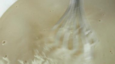 Krep hamurunu ellerinle tabakta çırpıp çırp. Sağlıklı ev yapımı kahvaltı. Yakın plan.