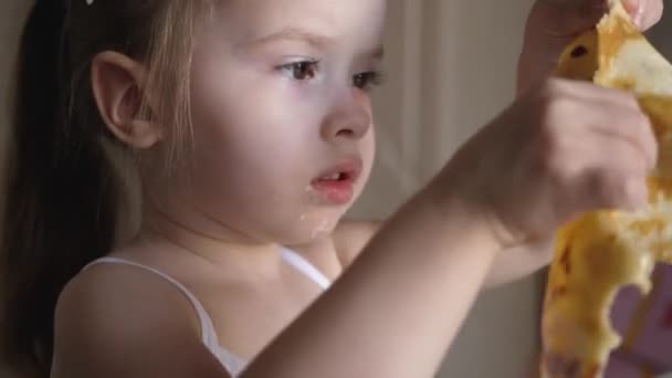 La bambina mangia deliziosi pancake. Mangiare sano per i bambini. Colazione bambino — Video Stock