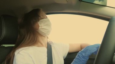 COVID-19 yayılmasını önlemek için tıbbi maske takan genç bir kadın. Virüs gribinden korunmak için yüz maskeli ve eldivenli bir kadın.