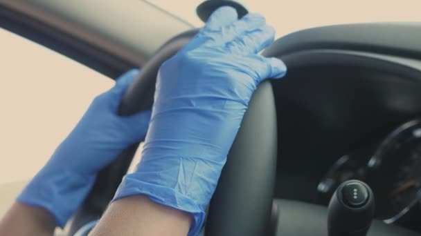 医療用青い手袋の少女の手は車のハンドルを回します。Covid-19ウイルスからの保護。パンデミックだ。閉鎖 — ストック動画