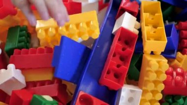 Bebek bir tane çalıyor. Çocuklar bir inşaatçıyla birlikte bir kutu veriyorlar. Yakın plan.