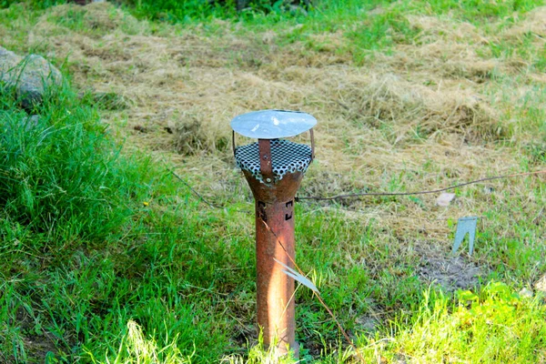 Pilzrohrentlüftungsblech Steht Einer Grube Auf Dem Boden — Stockfoto