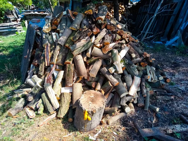 Ein Haufen Staubig Gehäckseltes Brennholz Foto Von Der Seite — Stockfoto