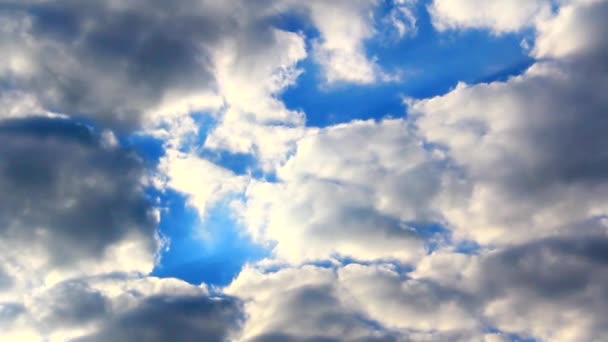 Zatažená obloha s tmavými mraky na ní tmavé a lehké mraky — Stock video