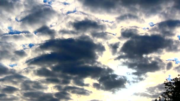 Felhős ég sötét felhőkkel, sötét és világos felhőkkel. — Stock videók