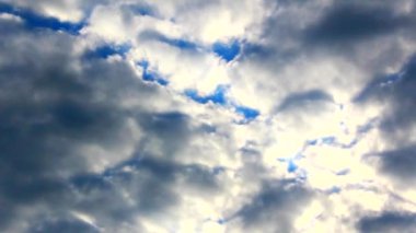 Üzerinde kara bulutlar ve açık bulutlar olan bulutlu gökyüzü.