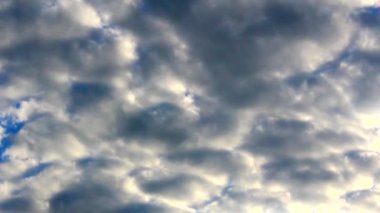 Üzerinde kara bulutlar ve açık bulutlar olan bulutlu gökyüzü.