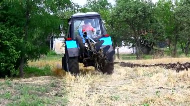 Arazi traktörünü sürme zamanı. Ukrayna 'yı sürme zamanı.