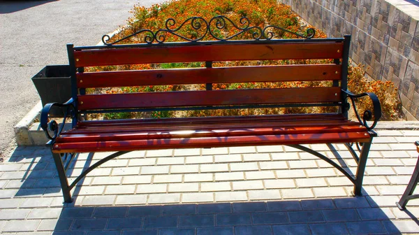 Wrought Iron Bench House Flower Bed Flowers Nearby — Stock Photo, Image