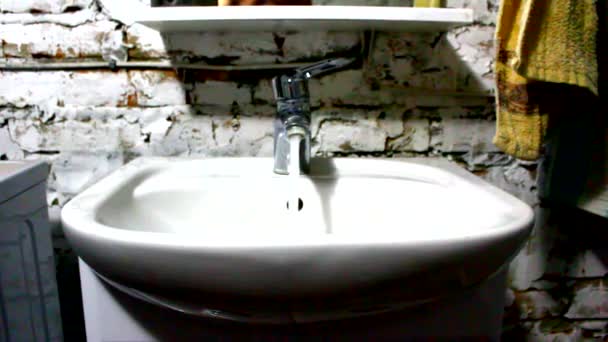 Krom berlapis keran dan baskom mencuci air mengalir dari keran ke wastafel — Stok Video