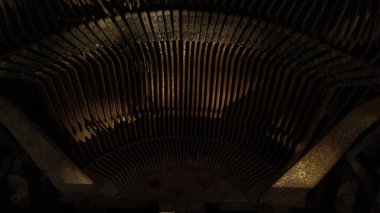 Yerde eski bir daktilo var. Retro makine teknolojisi.  