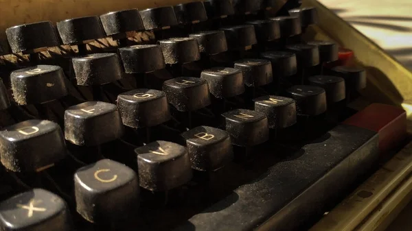 Uma Velha Máquina Escrever Colocada Chão Tecnologia Máquina Retro — Fotografia de Stock