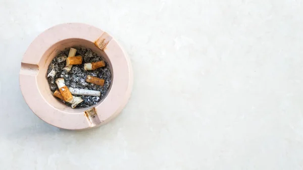 Eine Schachtel Zigaretten Aschenbecher Fotos Zum Weltnichtrauchertag Oder Gesundes Konzept — Stockfoto