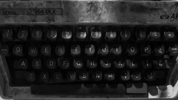 Eine Alte Schreibmaschine Auf Dem Fußboden Retro Maschinentechnik — Stockfoto