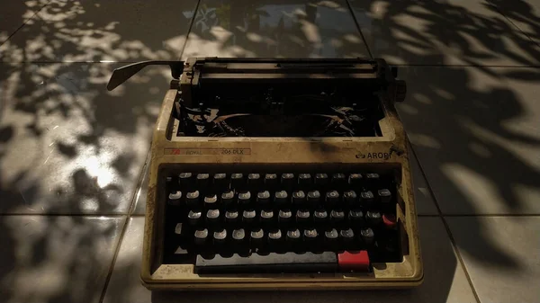 Una Vieja Máquina Escribir Suelo Tecnología Máquinas Retro —  Fotos de Stock
