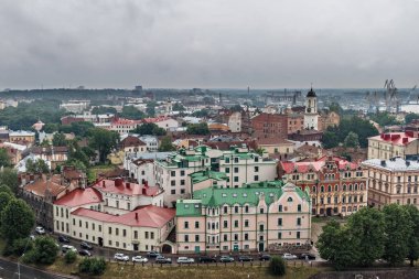 Eski ortaçağ şehri Vyborg 'un kale-kale gözlem güvertesinden görünüşü