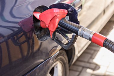 Benzin deposunda benzinle benzin doldurmak..