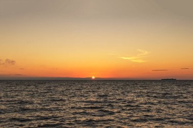 Gün batımında Finlandiya Körfezi 'nde. Romantik bir akşam. Yaz.